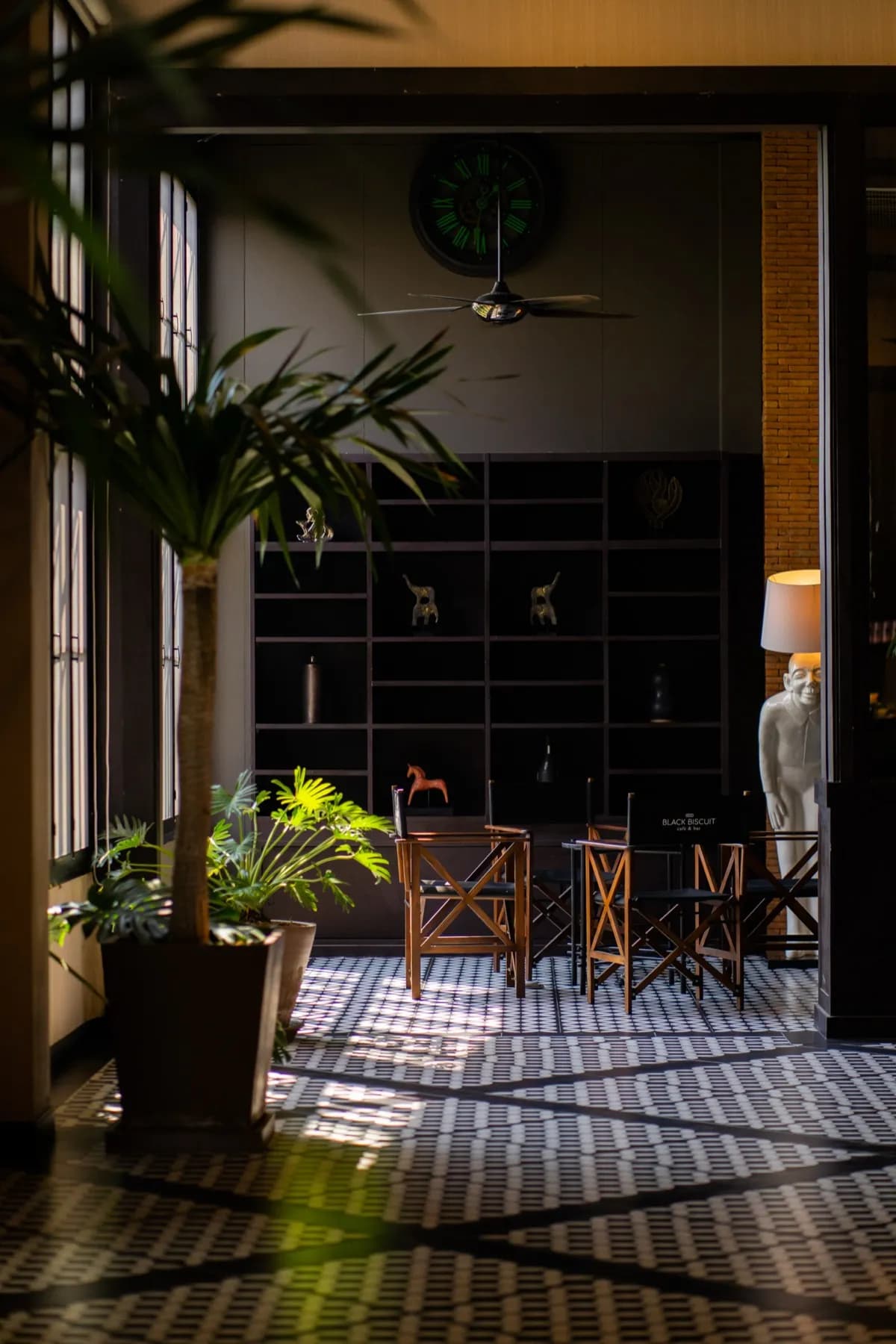 Black Biscuit Cafe & Bar 5